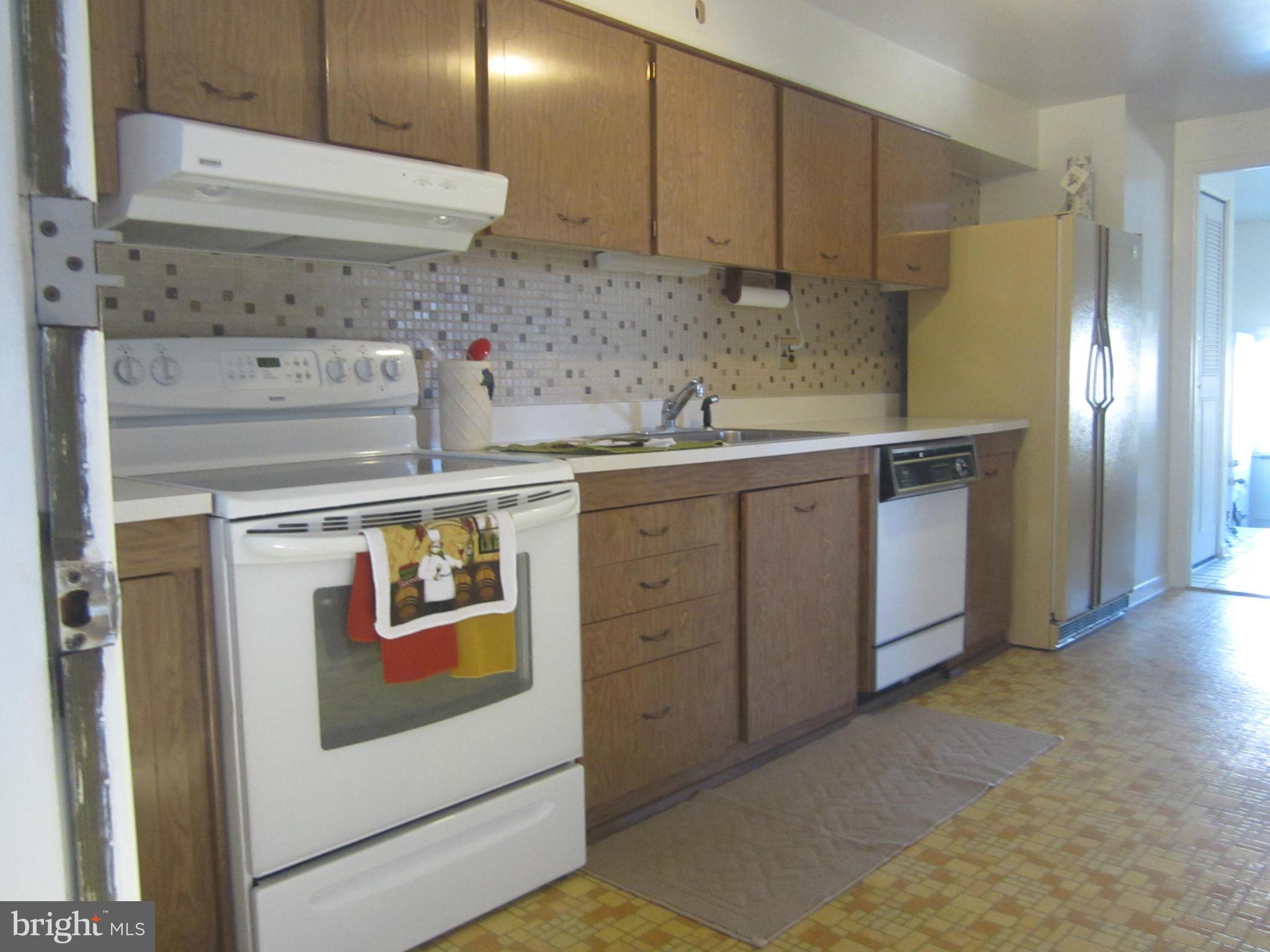 911 Grovehill Road Baltimore, MD 21227 - Photo 3 of 15 Kitchen