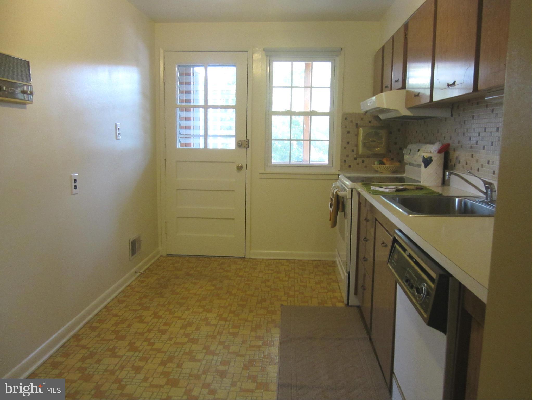 911 Grovehill Road Baltimore, MD 21227 - Photo 4 of 15 Kitchen