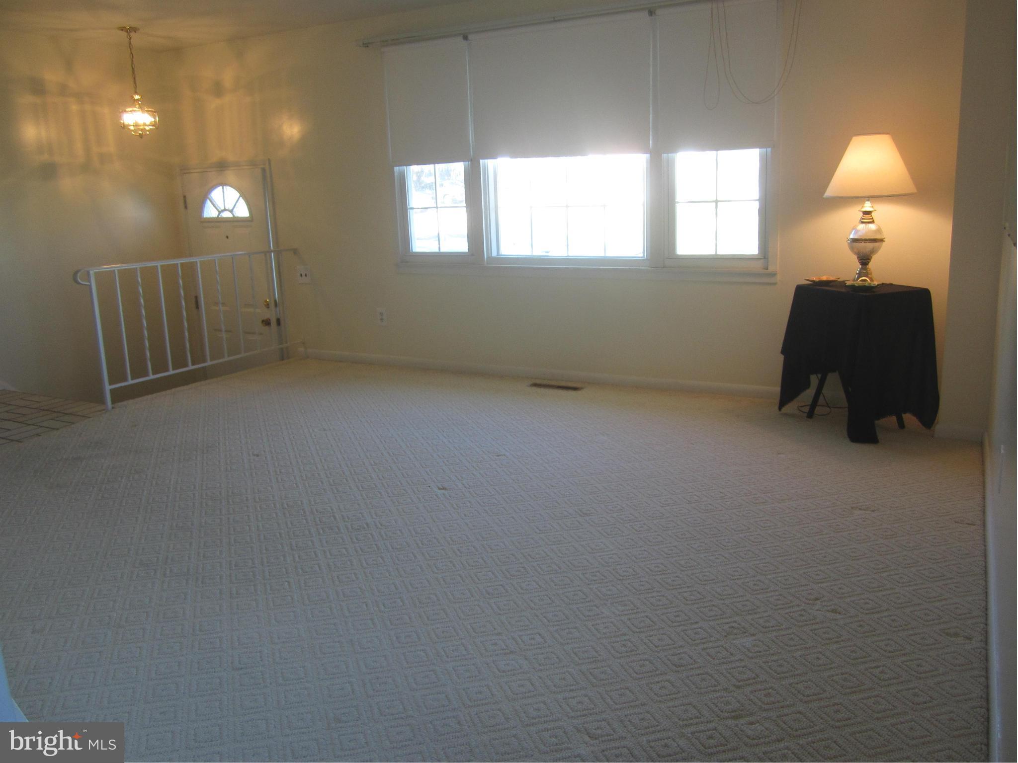 911 Grovehill Road Baltimore, MD 21227 - Photo 5 of 15 Living Room