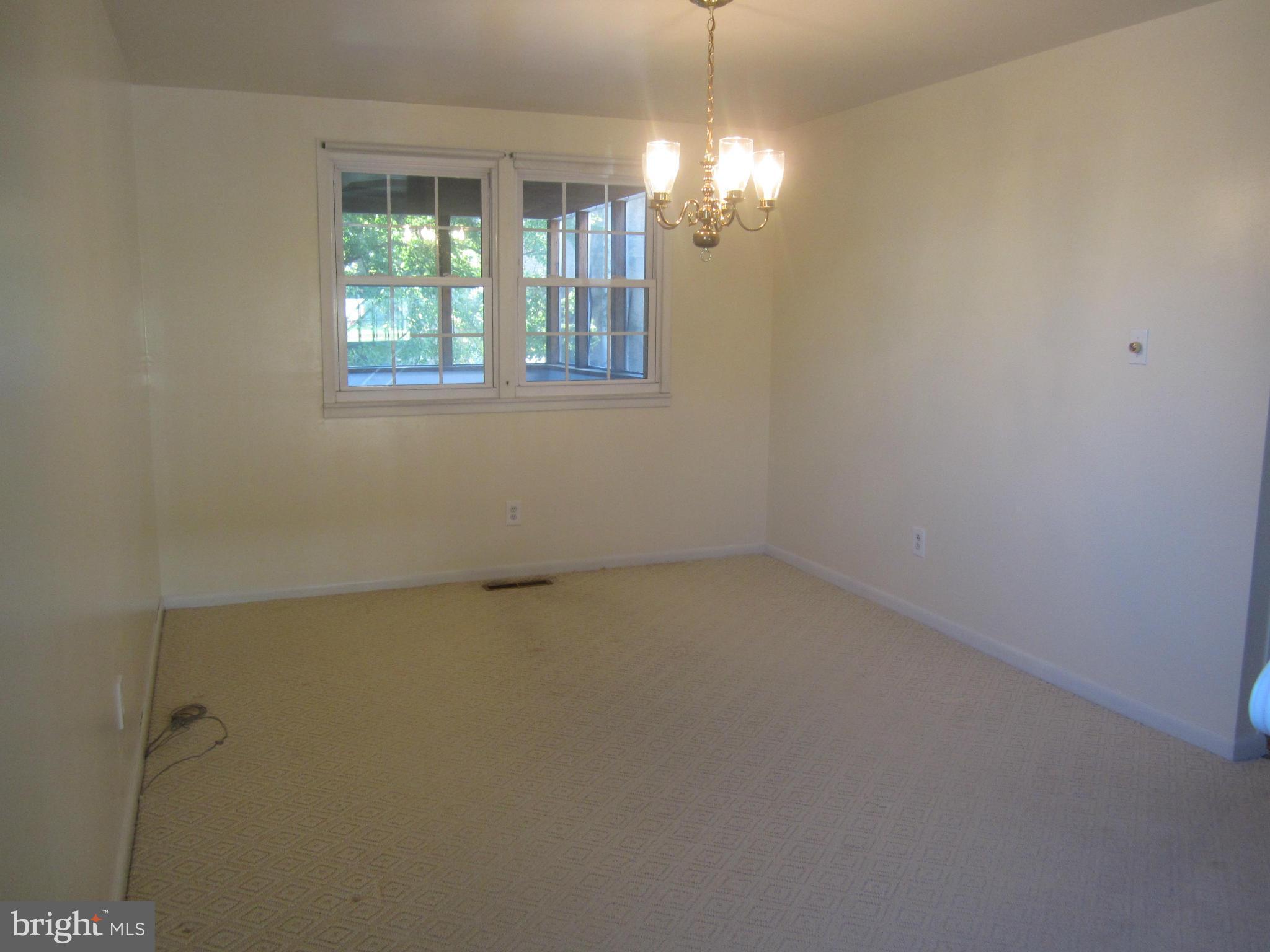 911 Grovehill Road Baltimore, MD 21227 - Photo 6 of 15 Dining Room