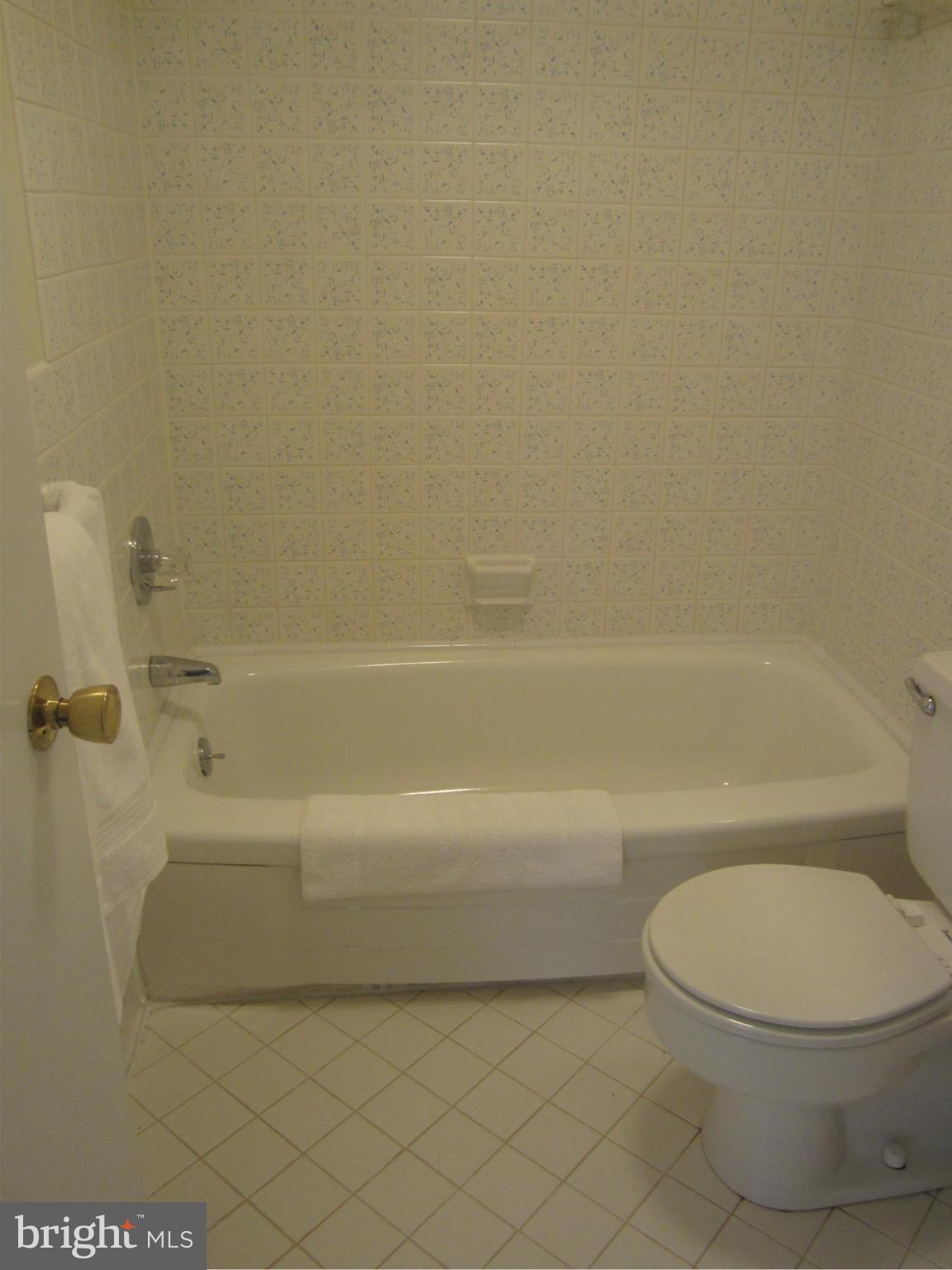 911 Grovehill Road Baltimore, MD 21227 - Photo 9 of 15 Bath