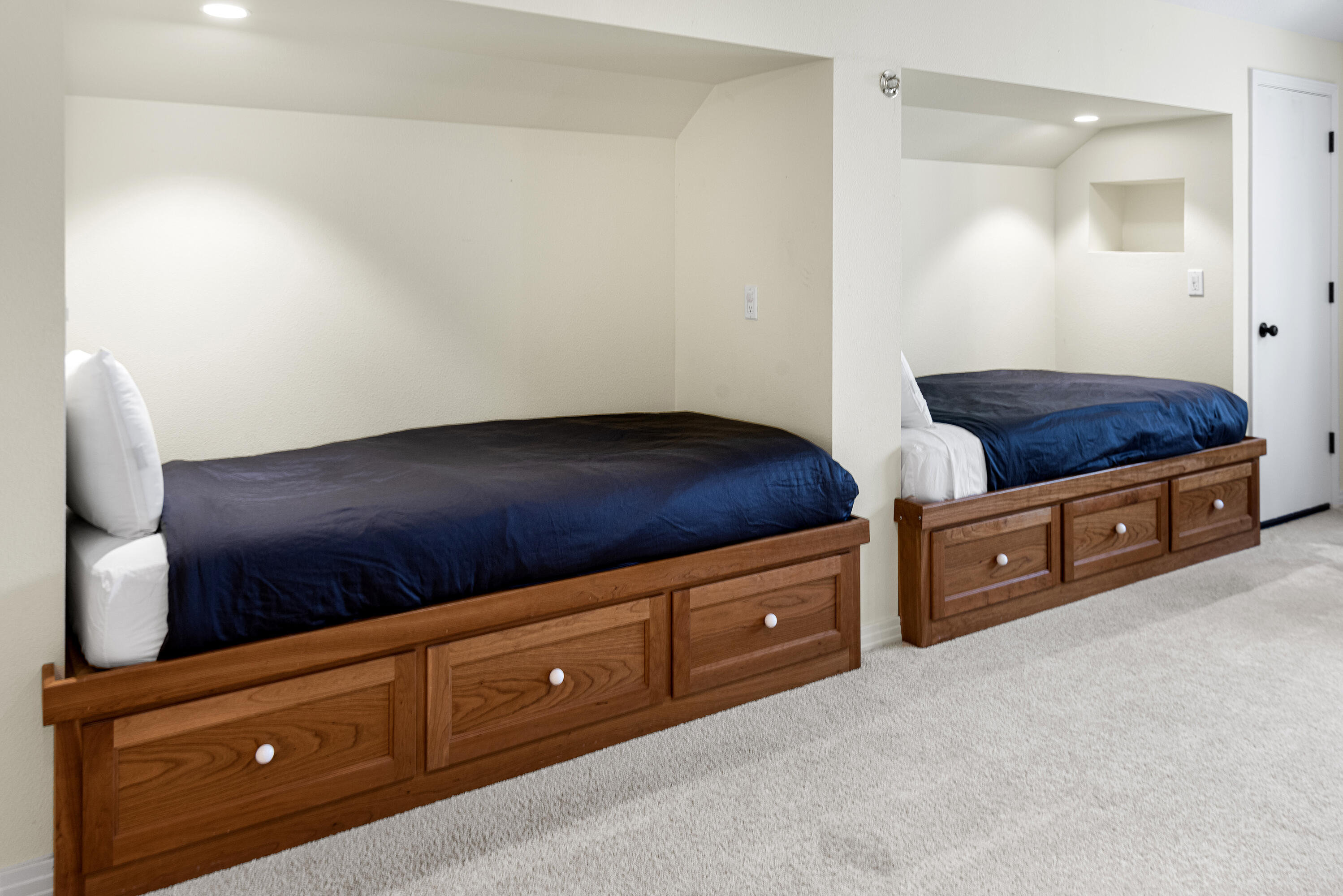 16775 Pony Express Way Bend, OR 97707 - Photo 21 of 38 a room with a dresser and a mirror