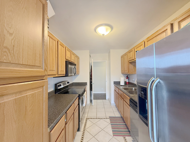 6301 North Sheridan Road, Unit 21E Chicago, IL 60660 - Photo 13 of 29 a kitchen with a sink appliances and cabinets