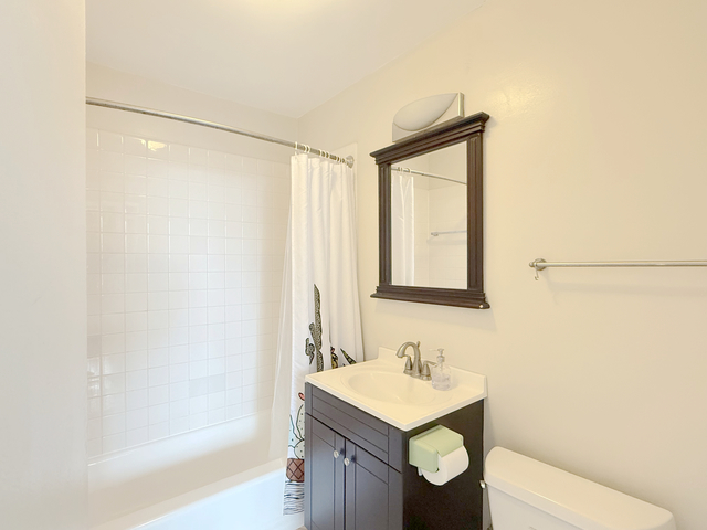 6301 North Sheridan Road, Unit 21E Chicago, IL 60660 - Photo 20 of 29 a bathroom with a sink and a mirror