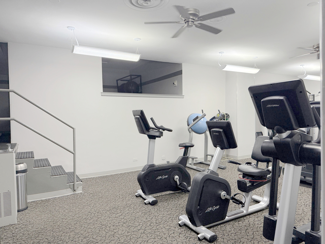6301 North Sheridan Road, Unit 21E Chicago, IL 60660 - Photo 25 of 29 a view of a room with gym equipment
