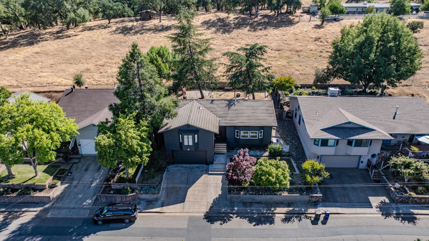 513 Perry Street Jackson, CA 95642 - Photo 10 of 56 a view of a chairs and table in a backyard