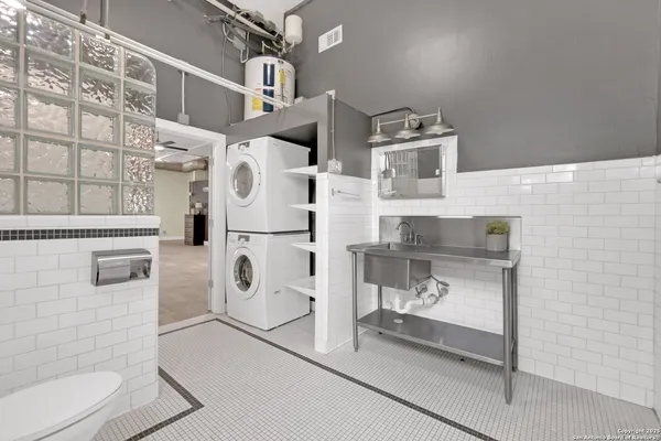 $2,827 | 3363 Commerce, Unit 101, San Antonio, TX 78220