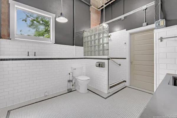 $2,827 | 3363 Commerce, Unit 101, San Antonio, TX 78220