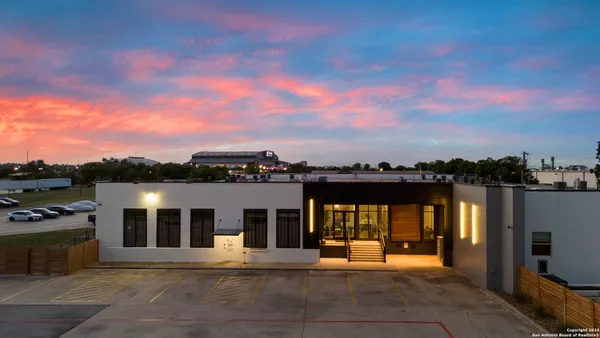 $2,827 | 3363 Commerce, Unit 101, San Antonio, TX 78220