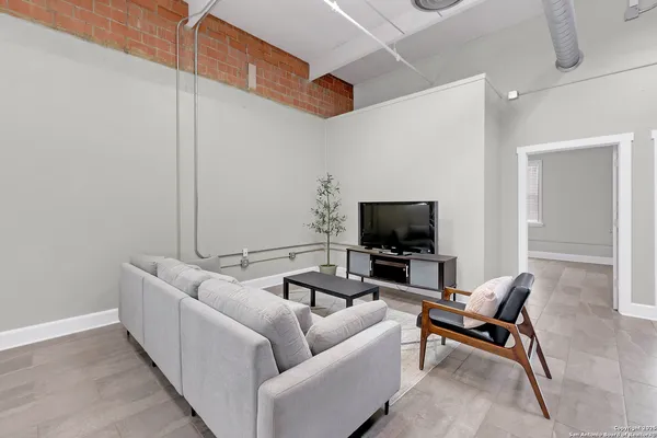 $2,827 | 3363 Commerce, Unit 101, San Antonio, TX 78220