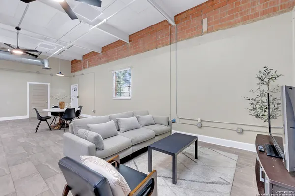 $2,827 | 3363 Commerce, Unit 101, San Antonio, TX 78220
