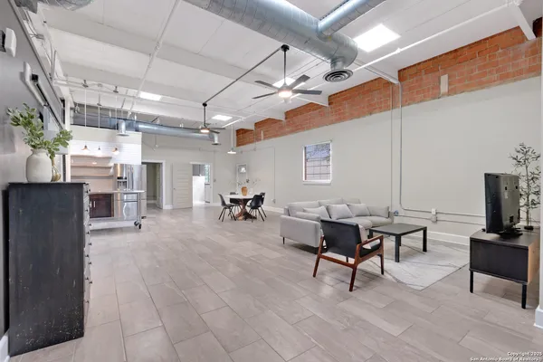 $2,827 | 3363 Commerce, Unit 101, San Antonio, TX 78220