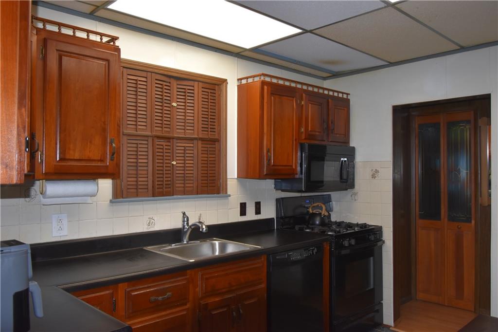 128 Hartrey Street Springdale, PA 15144 - Photo 9 of 32 Cooks kitchen