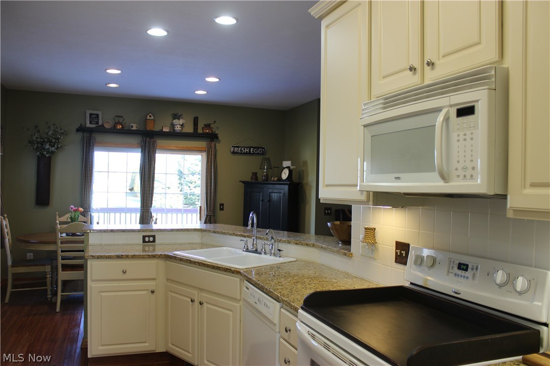 2005 Summerchase Road Northeast Canton, OH 44721 - Photo 8 of 35 Gorgeous granite countertops enhance the Kitchen. The wood laminate flooring extends throughout the rest of the 1st floor.