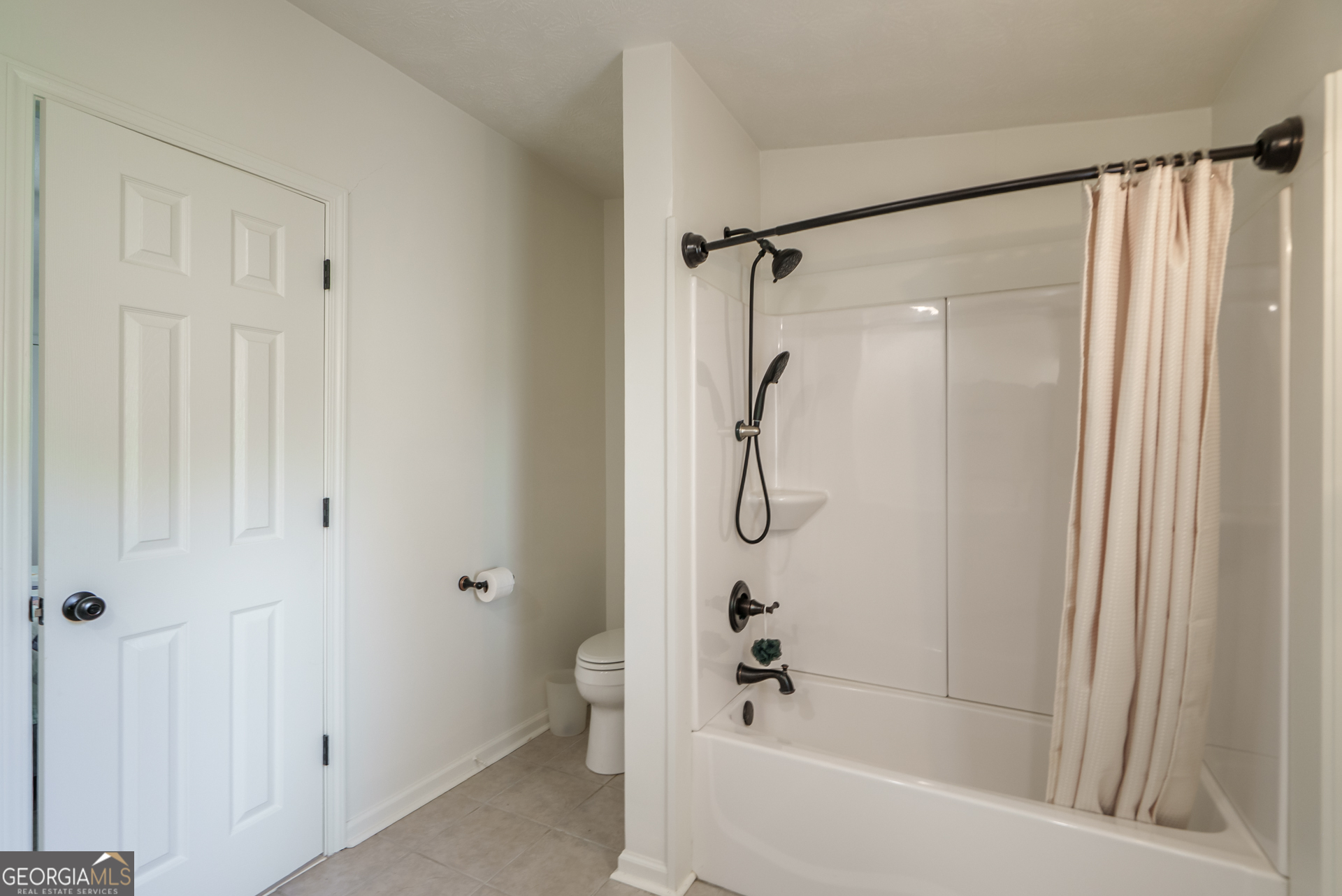 1180 Greenbriar Drive Madison, GA 30650 - Photo 24 of 54 a bathroom with a bathtub shower and a toilet