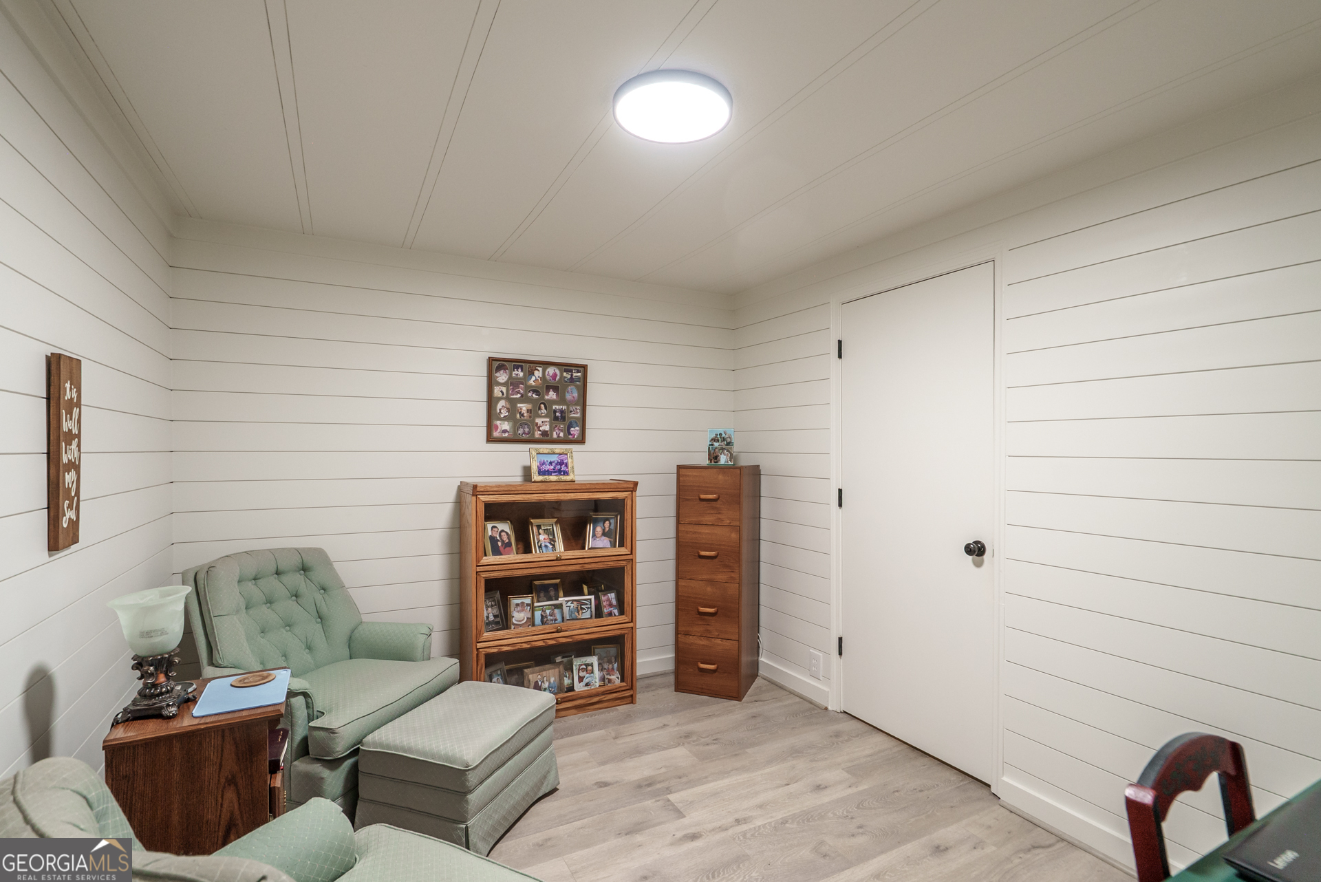1180 Greenbriar Drive Madison, GA 30650 - Photo 30 of 54 a living room with furniture