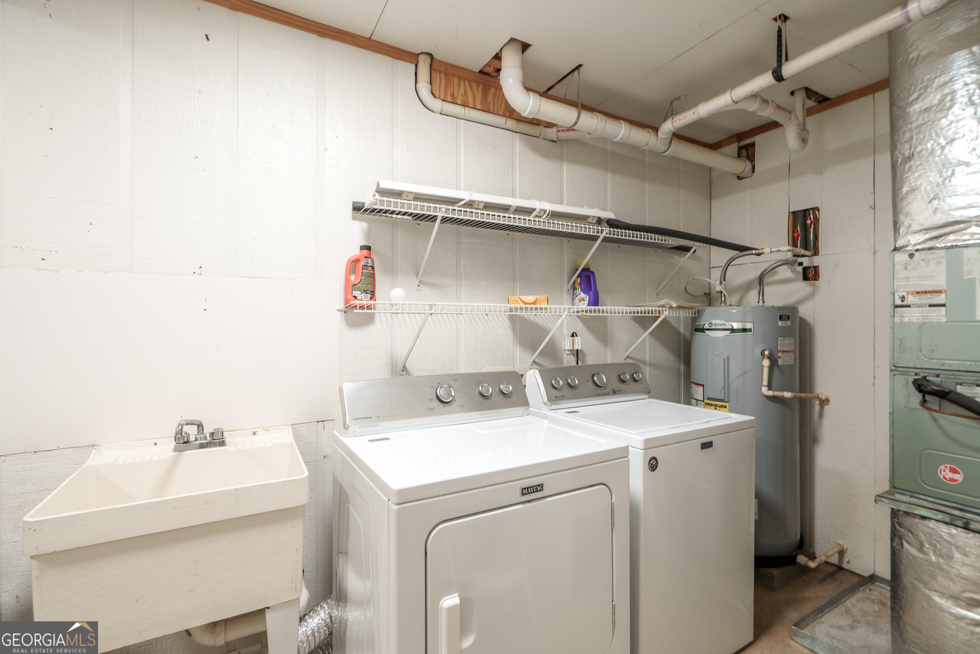 1180 Greenbriar Drive Madison, GA 30650 - Photo 39 of 54 a utility room with dryer and washer