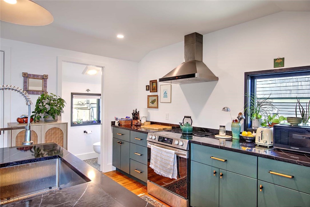 37 Ring Street Providence, RI 02909 - Photo 4 of 28