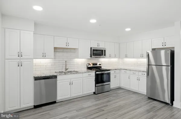 $2,195 | 19510 Village Walk, Unit 2205, Montgomery Village, MD 20886