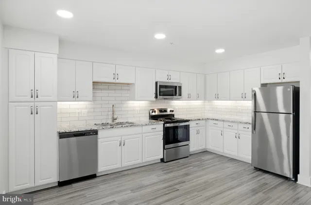 $2,250 | 19510 Village Walk, Unit 2205, Montgomery Village, MD 20886