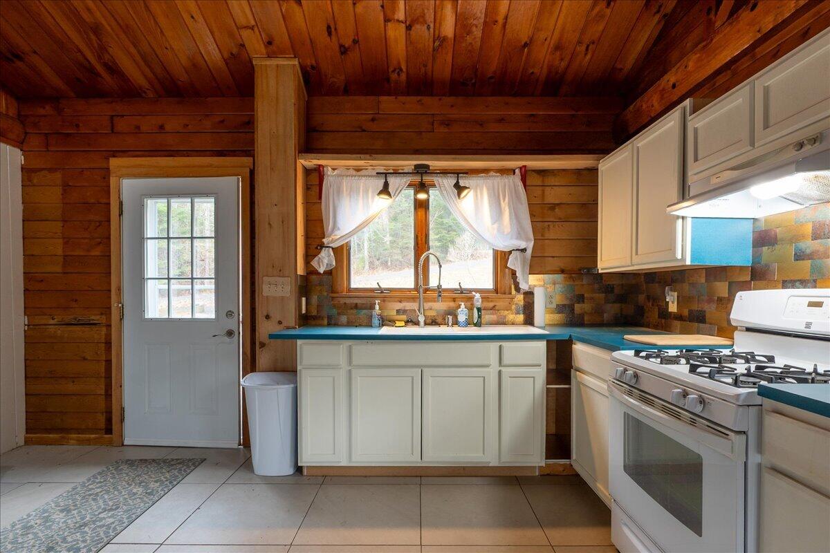 11 Warren Lane Boothbay Harbor, ME 04538 - Photo 12 of 28 Warren Ln kitchen 2