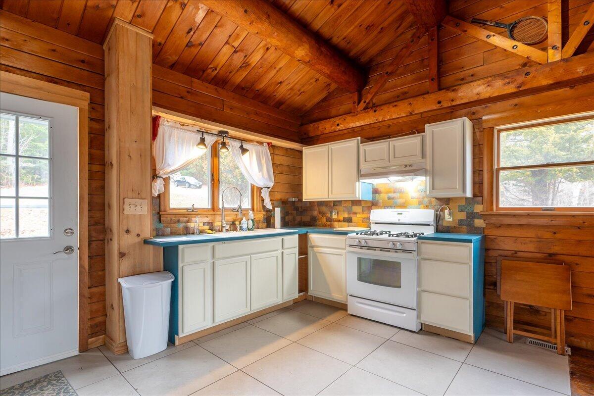 11 Warren Lane Boothbay Harbor, ME 04538 - Photo 13 of 28 Warren Ln kitchen