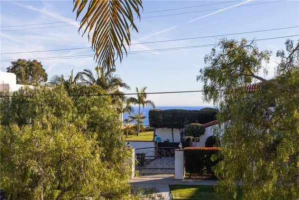 a view of entryway and hall yard
