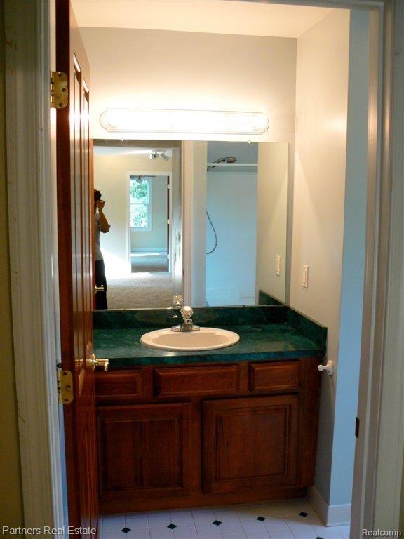 11141 Hyne Road Brighton, MI 48114 - Photo 16 of 35 Upper Level Full Bath.jpg