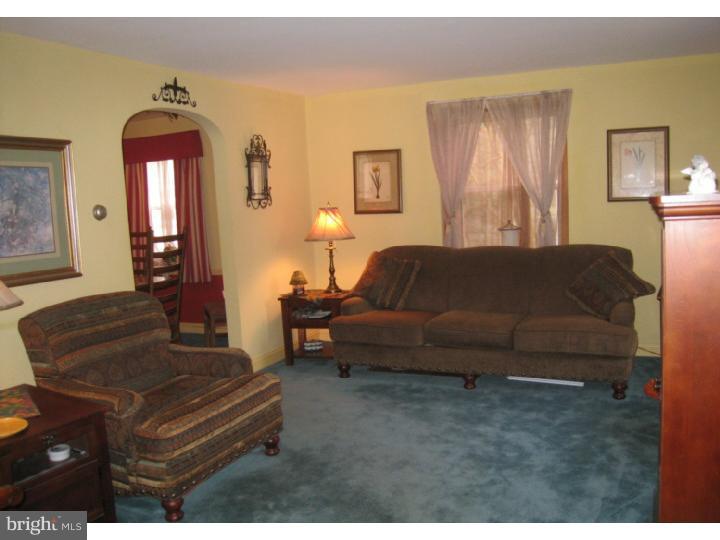 362 Wyndmoor Road Springfield, PA 19064 - Photo 3 of 25 Living Room