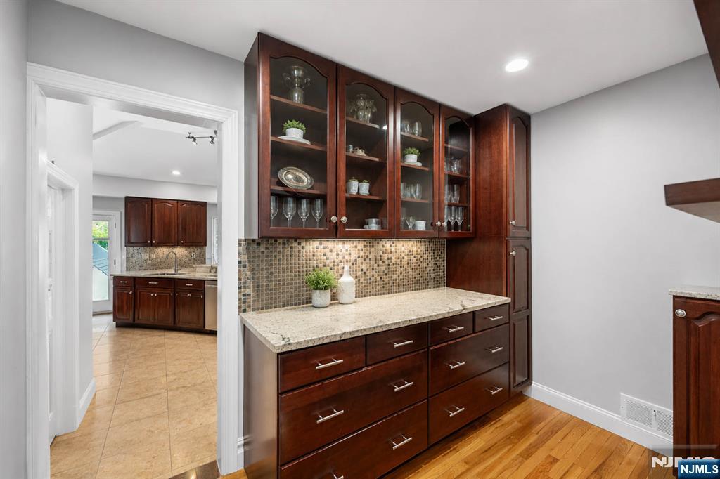290 Dunkerhook Road Paramus, NJ 07652 - Photo 9 of 50
