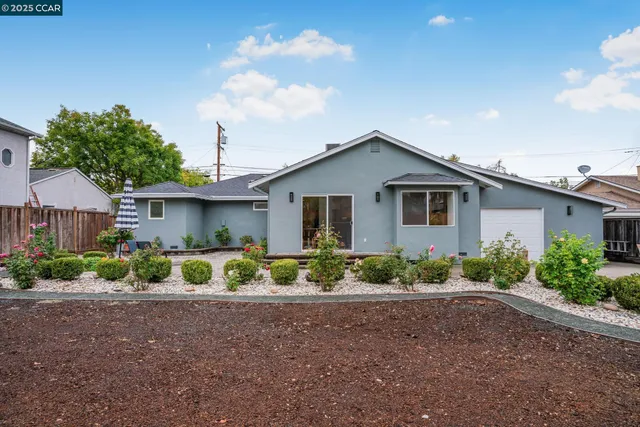 a view of a house with backyard