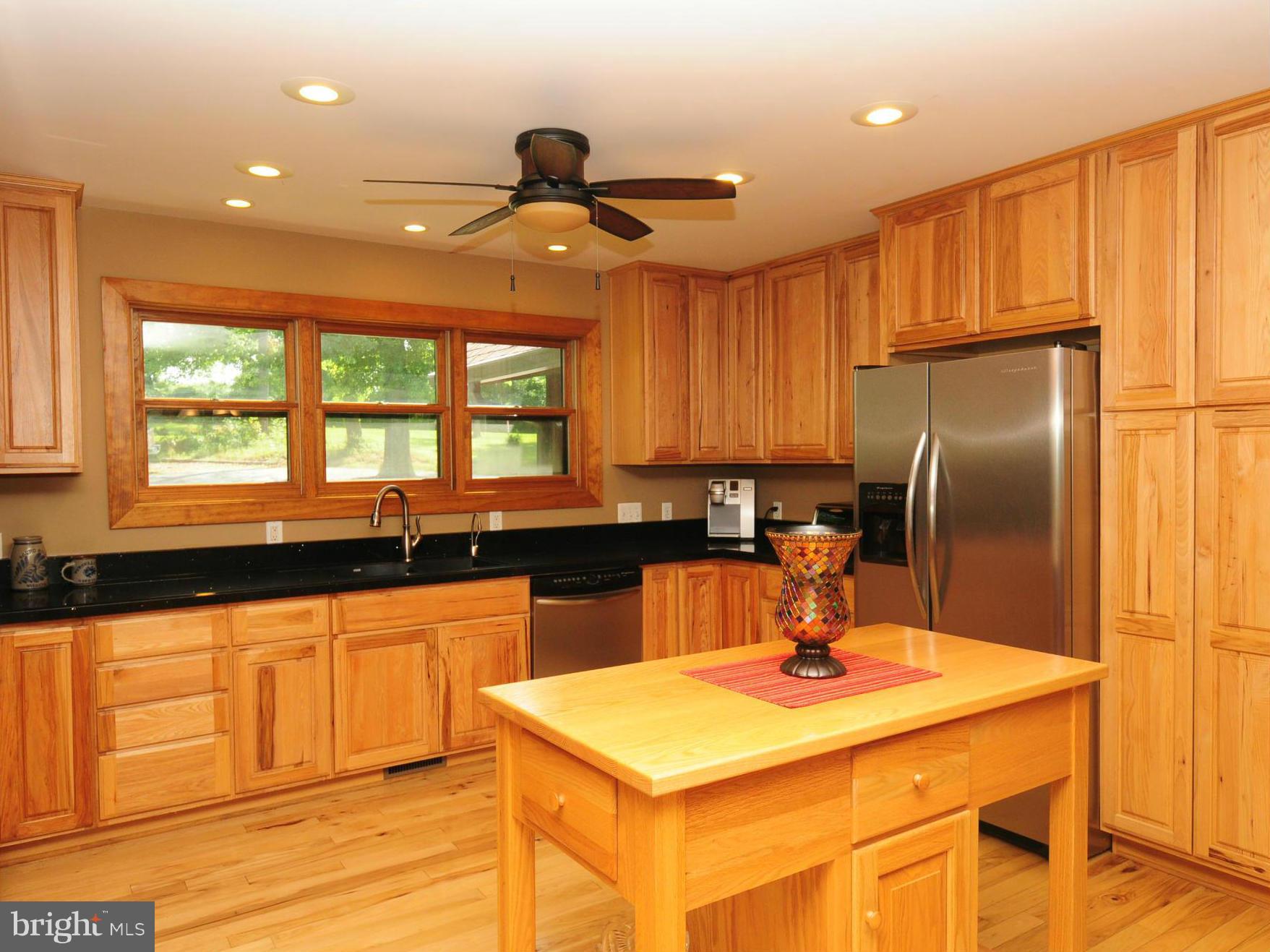 13121 Sagle Road Purcellville, VA 20132 - Photo 9 of 30 Large kitchen w/hickory cabinets/SS appliances