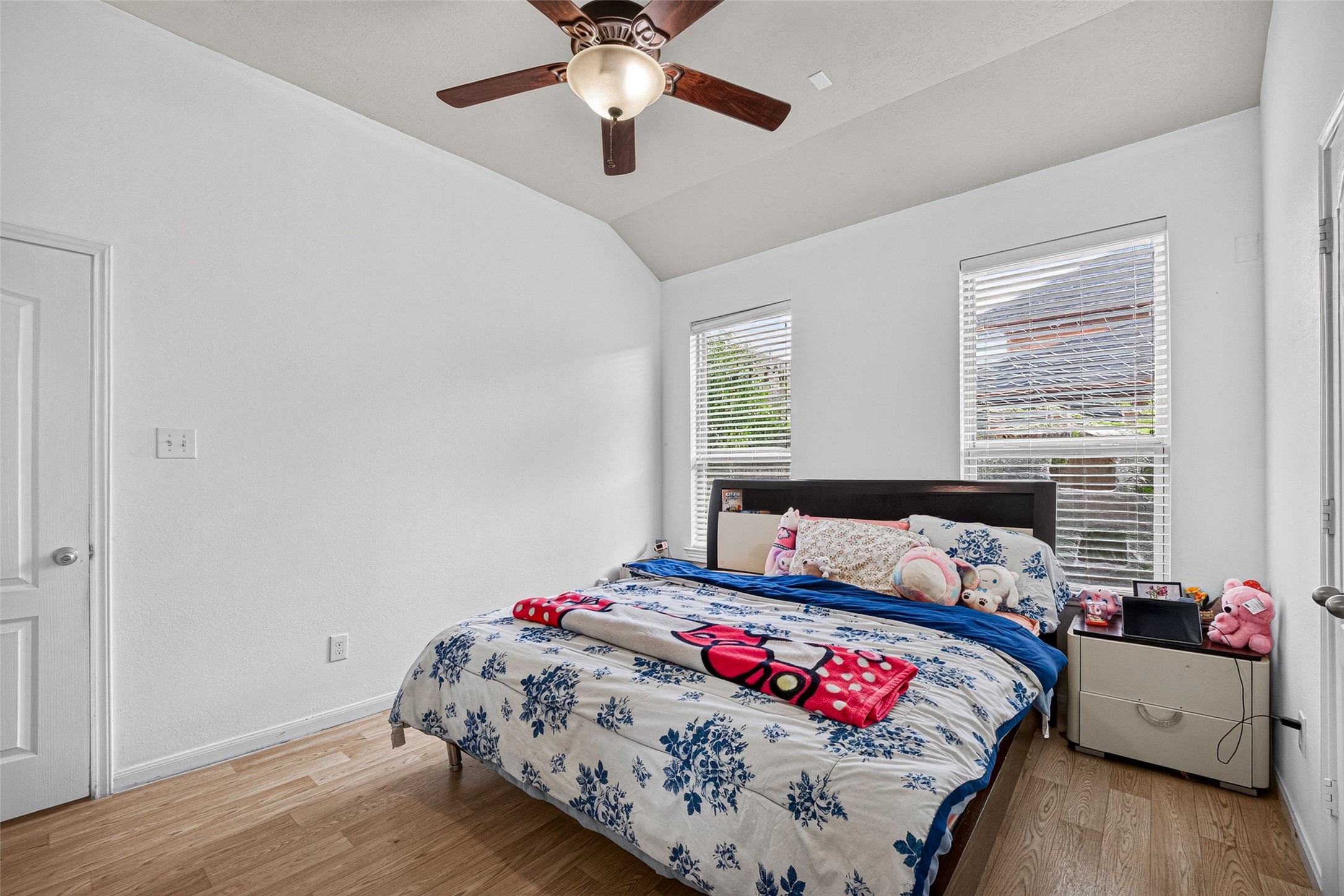 9314 Fuqua Ridge Lane Houston, TX 77075 - Photo 20 of 24 a bedroom with a bed and a chandelier