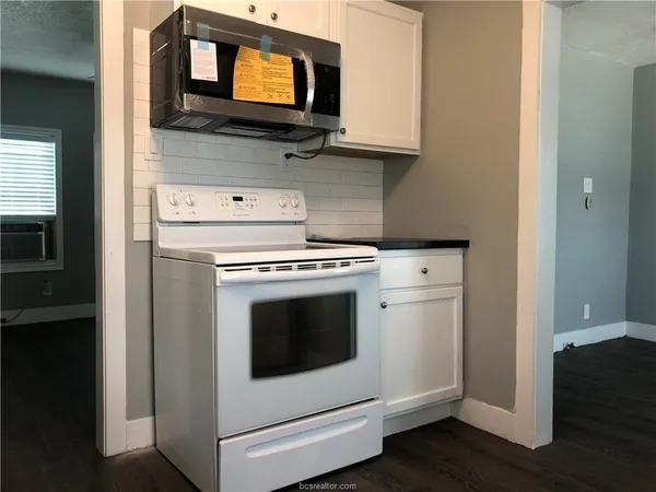 $900 | 1704 North Baker Avenue, Bryan, TX 77803