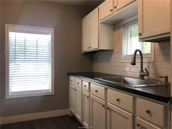 $900 | 1704 North Baker Avenue, Bryan, TX 77803