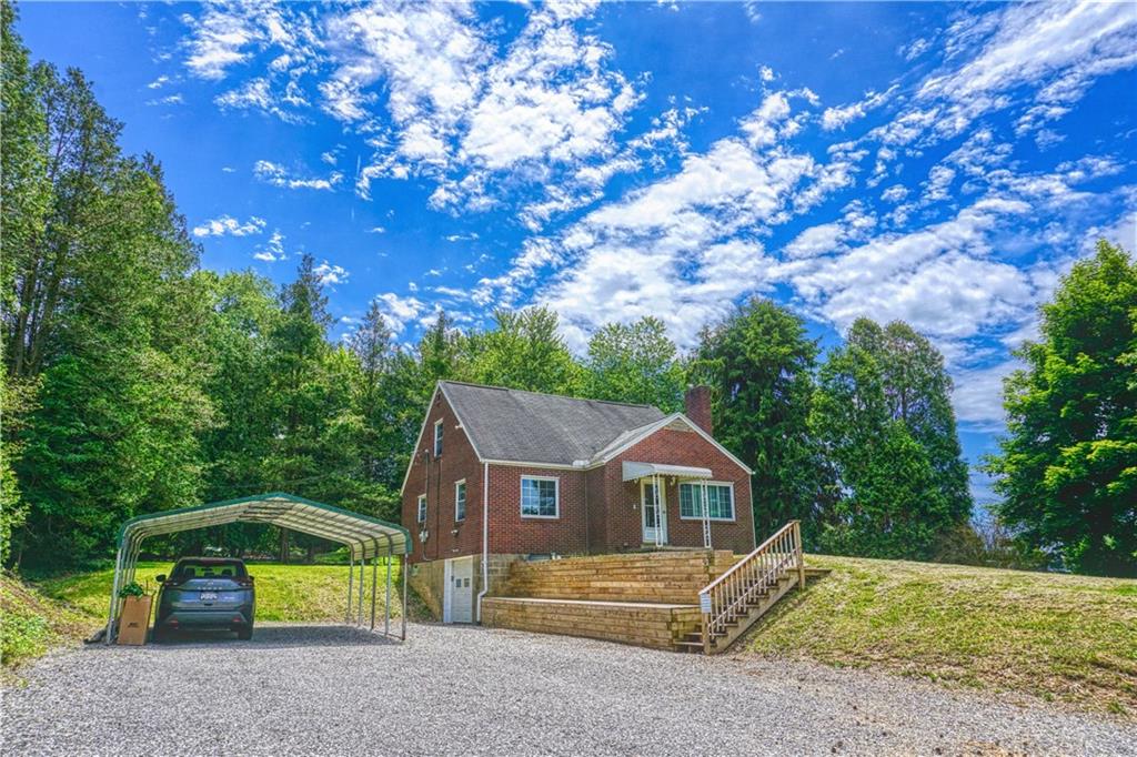 a view of a house with a backyard