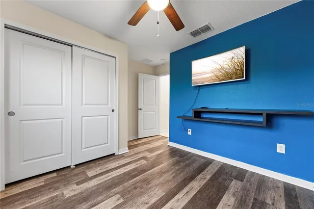 a view of a livingroom with furniture