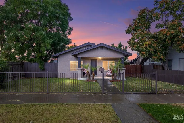 a view of a house with a backyard