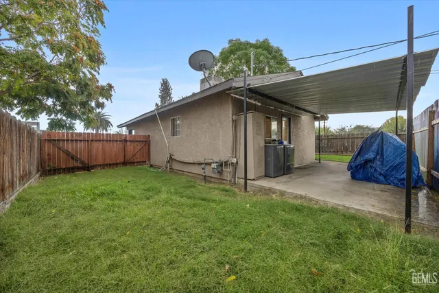 a house view with a backyard space