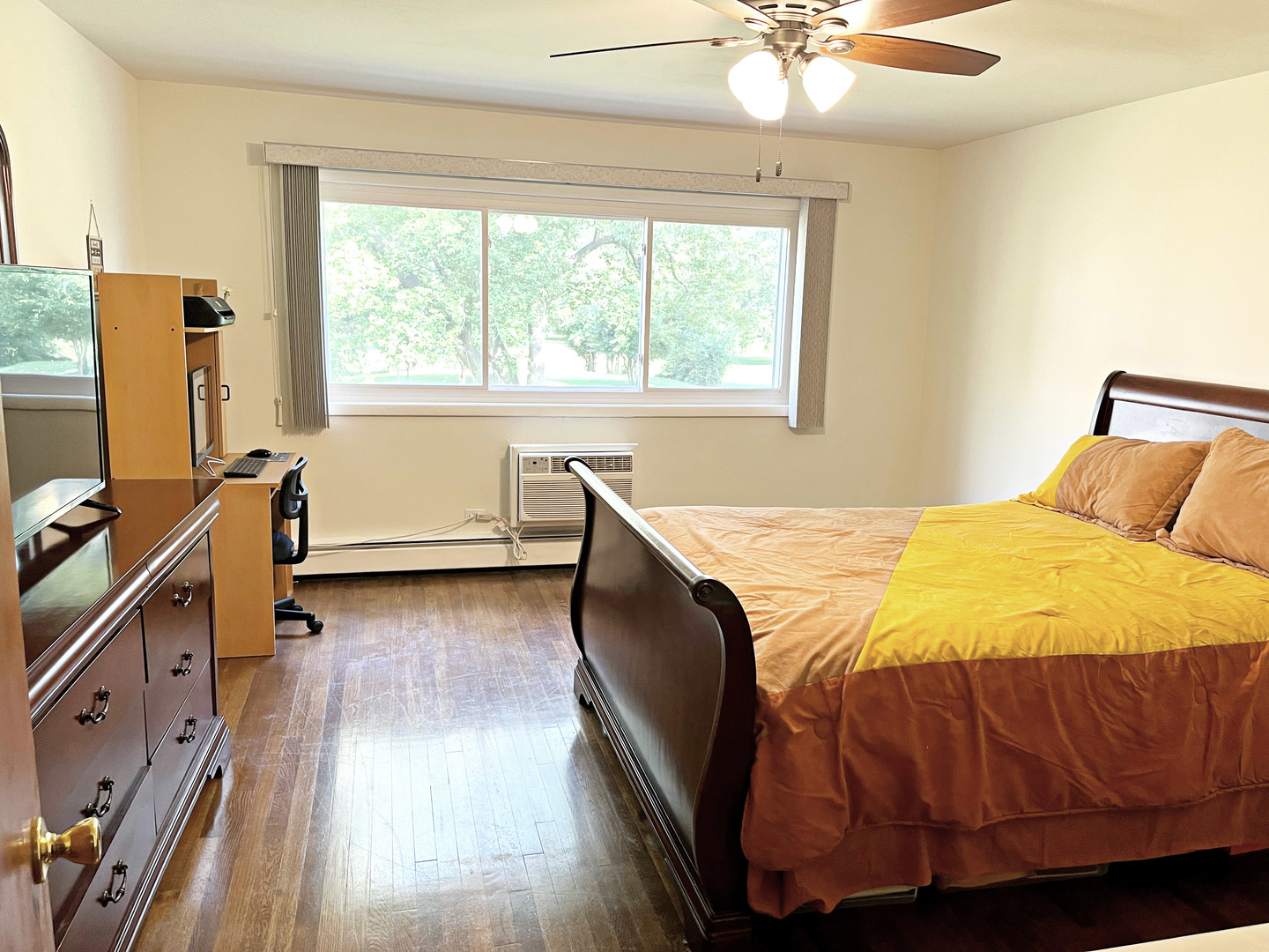 736 Dempster Street, Unit 110 Mount Prospect, IL 60056 - Photo 10 of 20 a bedroom with a bed and a desk