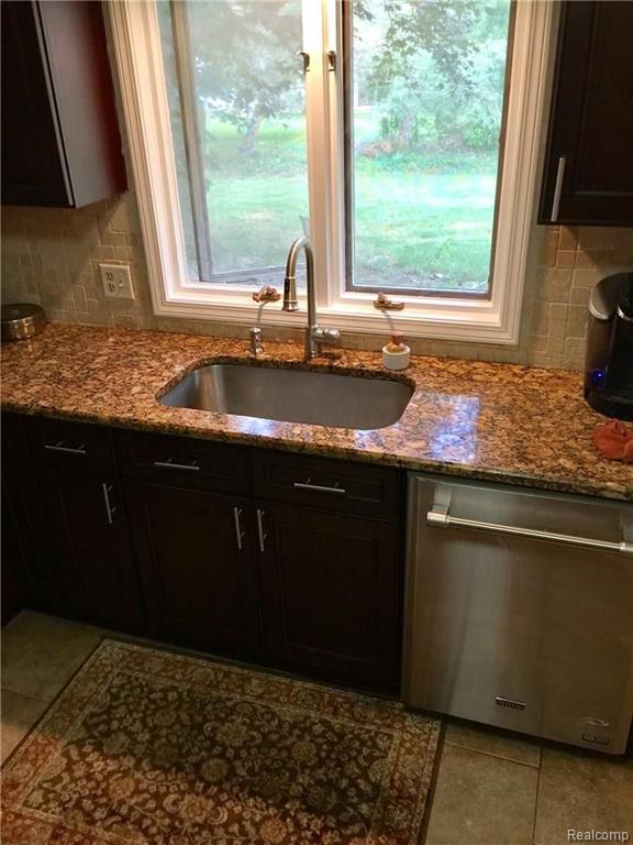 1609 Deerhurst Lane Rochester Hills, MI 48307 - Photo 15 of 38