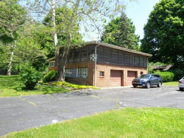 1300 Bell Road Niles, MI 49120 - Photo 3 of 11 garage entrance