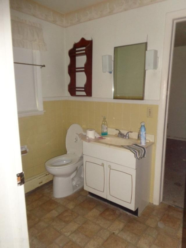 1300 Bell Road Niles, MI 49120 - Photo 7 of 11 Bathroom 2