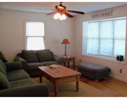 16 Woodridge Road Narragansett, RI 02882 - Photo 5 of 11 Living Room.