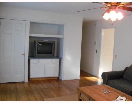 16 Woodridge Road Narragansett, RI 02882 - Photo 6 of 11 Living Room.