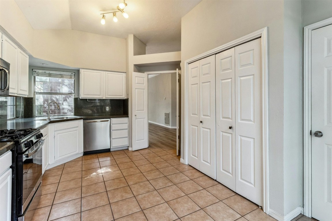 5905 Shanghai Pierce Road Austin, TX 78749 - Photo 9 of 21