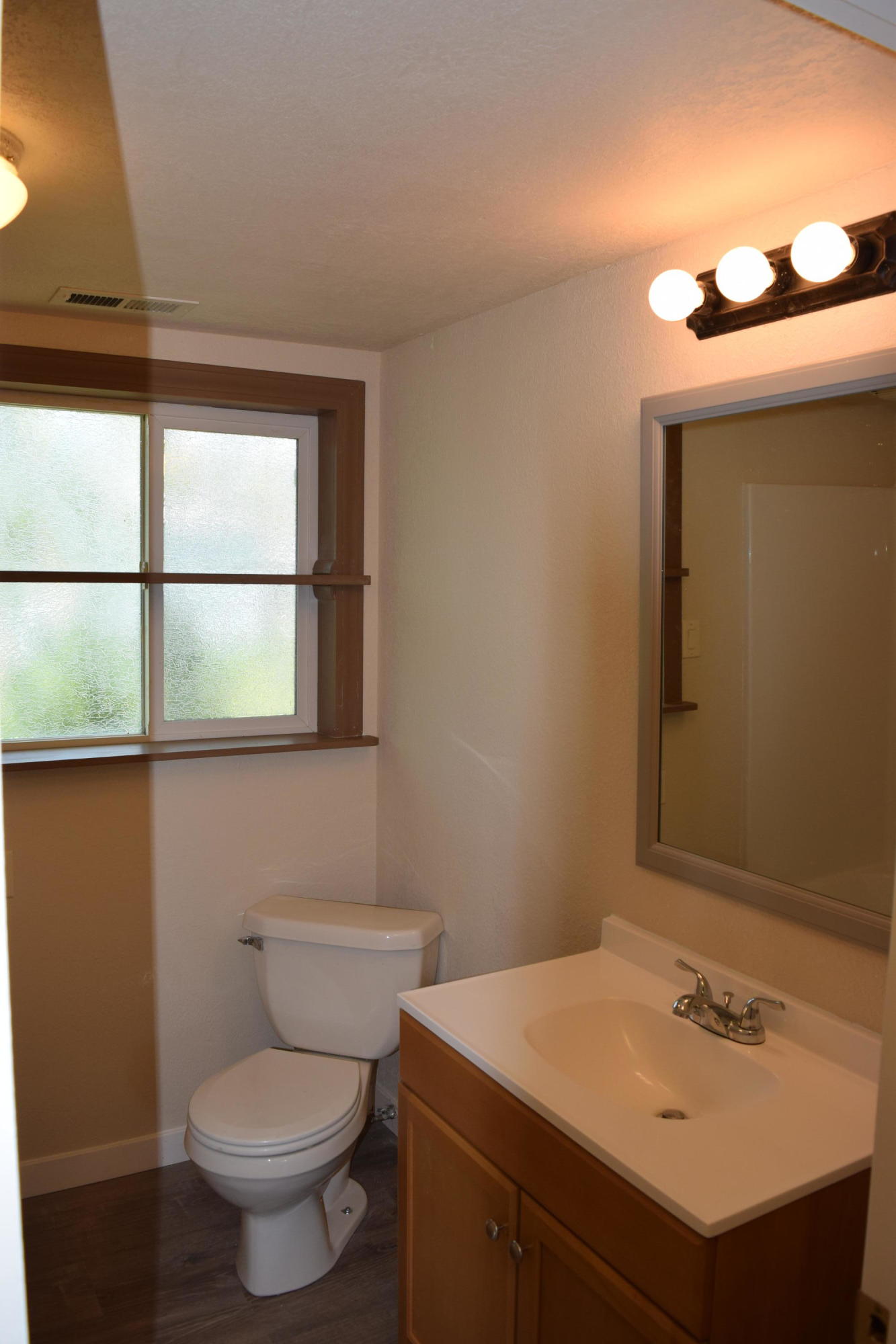 204 Wilson Road Central Point, OR 97502 - Photo 10 of 53 2ndbath