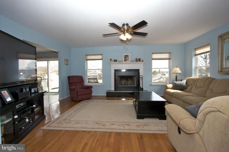 337 Worton Road Baltimore, MD 21221 - Photo 2 of 21 Living Room