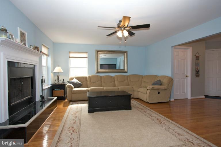 337 Worton Road Baltimore, MD 21221 - Photo 3 of 21 Living Room