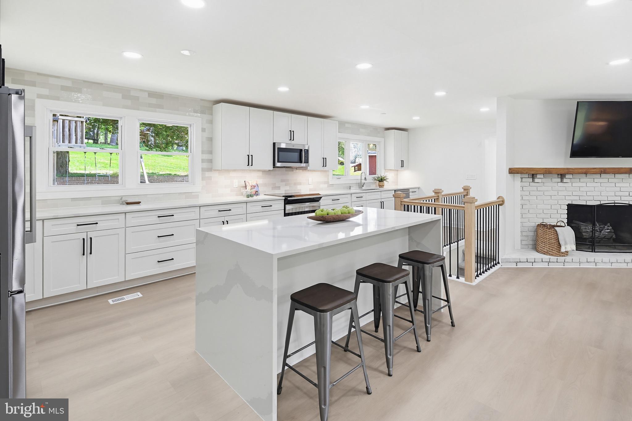 6702 Whitegate Road Clarksville, MD 21029 - Photo 7 of 52 Modern kitchen with bright elegance.